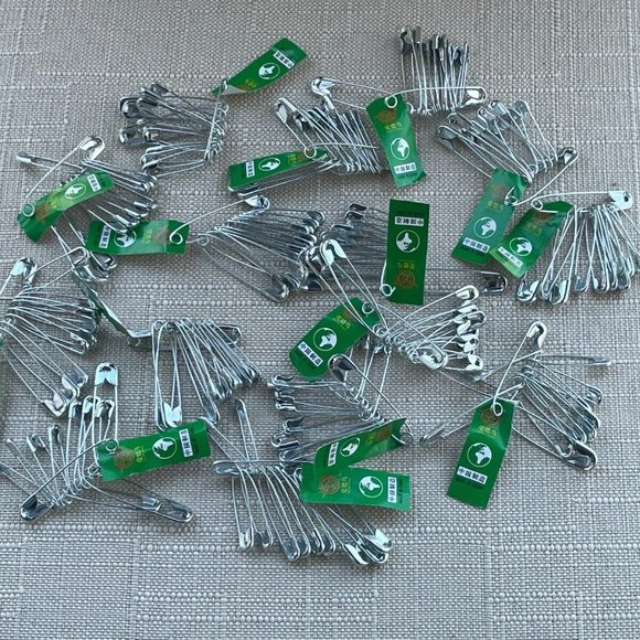 Safety Pins Lot of 150 Pins Silver Tone Pins for Craft Sewing clothes 150 - Picture 1 of 7